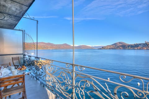 Honeymoon Apartment, 1 Bedroom, Lakeside (Lago Magico Pied Dans L' Eau) | Lake view