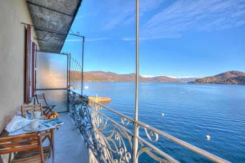 Honeymoon Apartment, 1 Bedroom, Lakeside (Lago Magico Pied Dans L' Eau) | Balcony