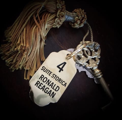 Villa (Suite Villa Ronald Reagan) | Minibar, in-room safe, desk, laptop workspace