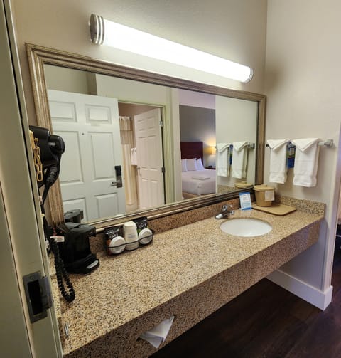 Standard Room, 1 King Bed, Jetted Tub | Bathroom | Combined shower/tub, free toiletries, hair dryer, towels