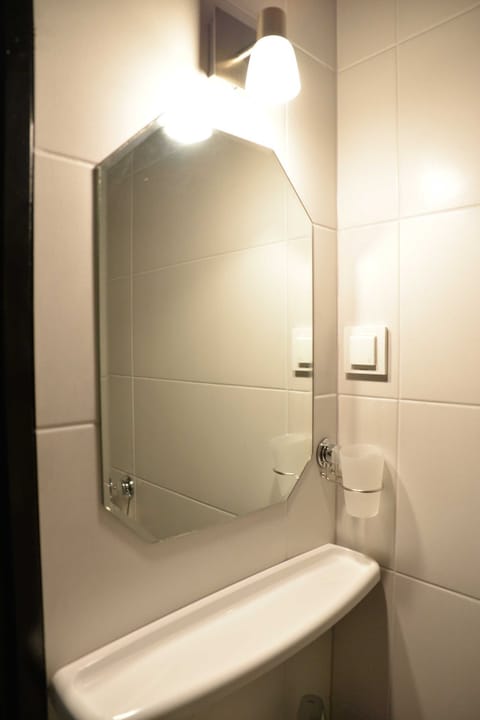 Double Room (Double Room) | Bathroom | Shower, towels