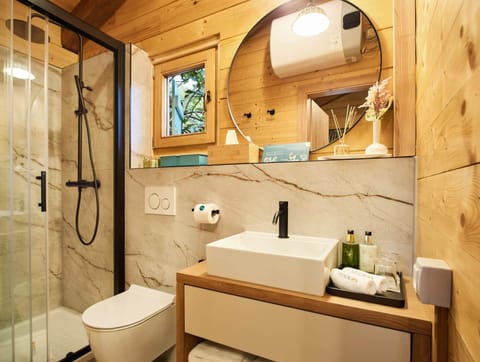 Tree House | Bathroom | Shower, free toiletries, hair dryer, bathrobes