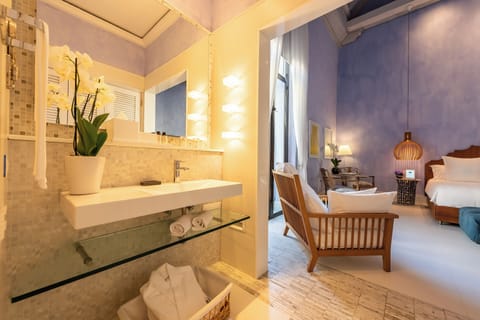 Romantic Suite | Bathroom | Shower, rainfall showerhead, designer toiletries, hair dryer