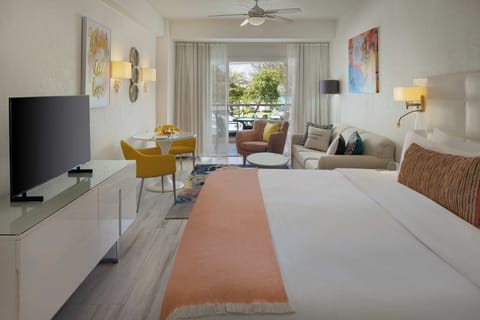 Junior Suite | In-room safe, desk, soundproofing, iron/ironing board