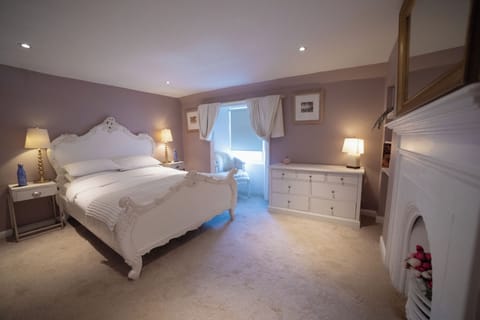 Superior King Room | In-room safe, individually decorated, individually furnished