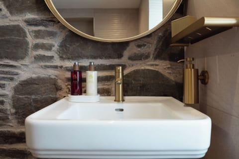 Superior King Room | Bathroom