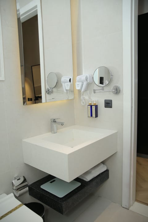 Signature Suite | Bathroom | Shower, free toiletries, hair dryer, slippers