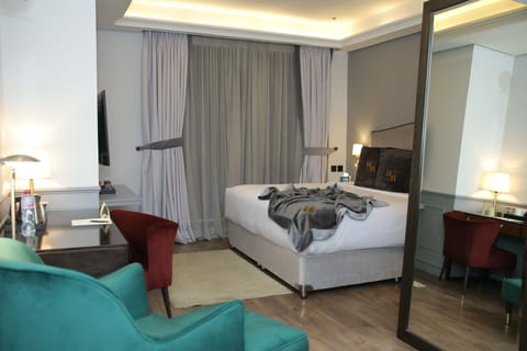 Premier Room | Egyptian cotton sheets, premium bedding, minibar, individually decorated