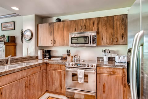 Highlands Slopeside 3 Bedroom | Private kitchen | Fridge, microwave, oven, stovetop