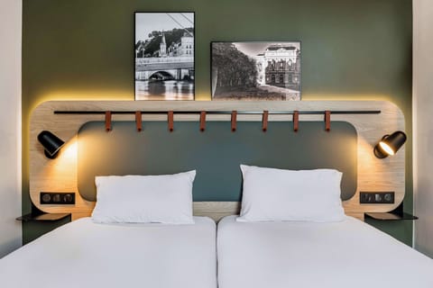 Premium bedding, in-room safe, desk, laptop workspace