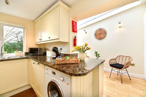 Cottage | Private kitchen | Full-size fridge, microwave, oven, dishwasher