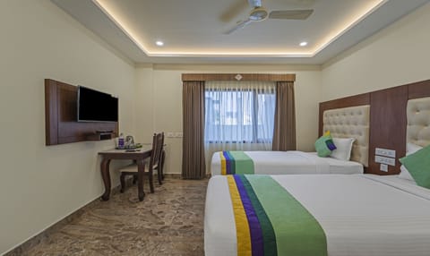 Deluxe Double or Twin Room, Non Smoking | In-room safe, desk, iron/ironing board, bed sheets