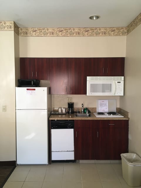 Suite, Multiple Beds | Private kitchen | Microwave, coffee/tea maker