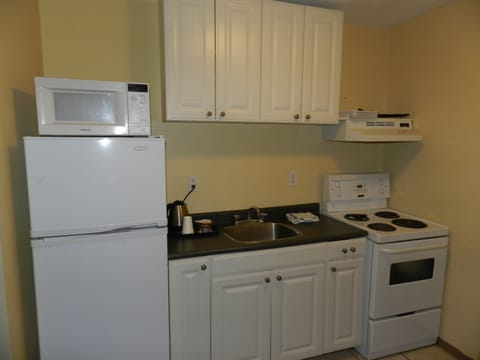 Room, Multiple Beds, Kitchen | Private kitchen | Fridge, microwave, coffee/tea maker
