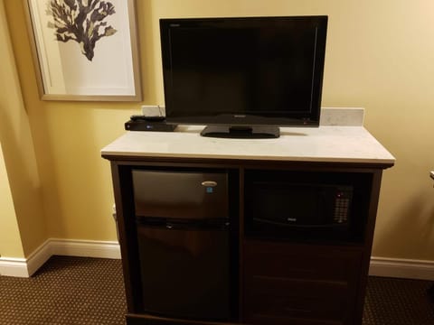 Premium bedding, desk, iron/ironing board, free WiFi