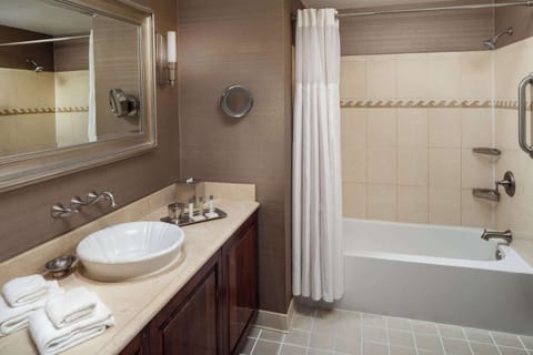 Combined shower/tub, designer toiletries, hair dryer, towels