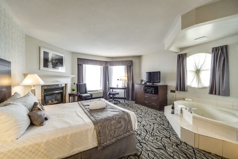 Queen Suite with Jetted Tub | In-room safe, desk, laptop workspace, blackout drapes