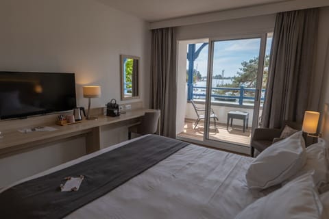 Exclusive Room, 1 King Bed, Balcony, Sea View (Larger Room;Twin bed on request) | Minibar, in-room safe, desk, blackout drapes