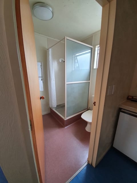 Business Studio, Non Smoking, Ensuite | Bathroom | Free toiletries, hair dryer, towels