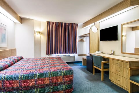 Standard Room, 1 King Bed, Non Smoking | Desk, iron/ironing board, free WiFi, bed sheets