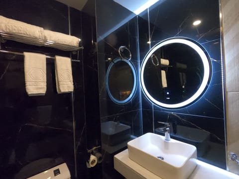 Deluxe Single Room | Bathroom | Shower, slippers, towels