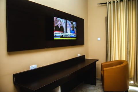 Executive Room | Desk, laptop workspace, soundproofing, free WiFi