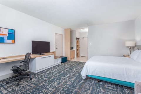 Deluxe Room, 1 King Bed, Accessible, Bathtub (Mobility & Hearing) | Hypo-allergenic bedding, in-room safe, desk, laptop workspace