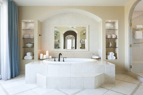 Presidential Suite | Bathroom | Combined shower/tub, designer toiletries, hair dryer, bathrobes