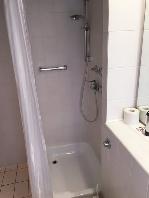 Combined shower/tub, hair dryer, towels