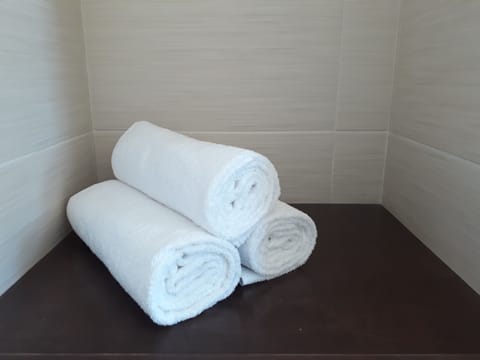 Junior Room, Sea View | Bathroom | Shower, free toiletries, hair dryer, towels