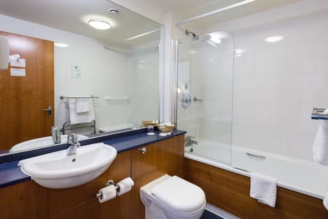 Combined shower/tub, free toiletries, hair dryer, towels