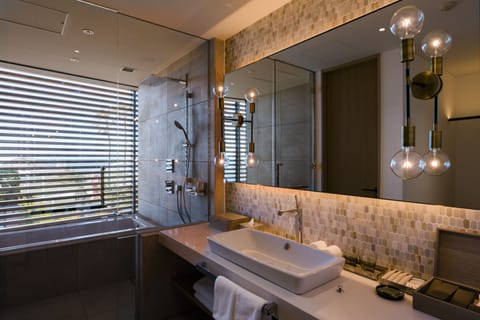 Corner Suite, Non Smoking | Bathroom | Separate tub and shower, rainfall showerhead, free toiletries