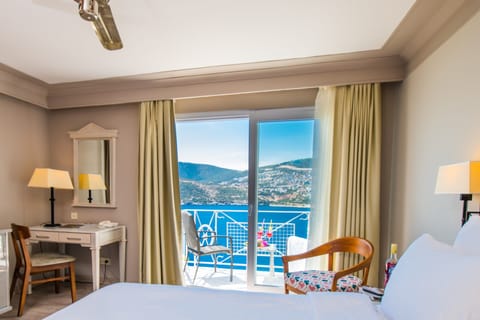 Junior Suite, Sea View, Corner | Premium bedding, minibar, in-room safe, desk