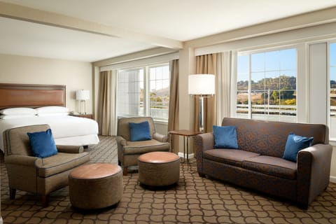 Executive Suite, 1 King Bed with Sofa bed, Marina View | Hypo-allergenic bedding, in-room safe, desk, blackout drapes