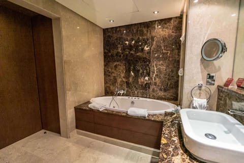 Deluxe Suite, 1 King Bed, Non Smoking (Living Room) | Bathroom | Combined shower/tub, deep soaking tub, hydromassage showerhead