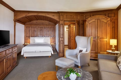 Family Room | Minibar, in-room safe, individually decorated, desk