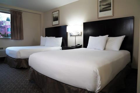 Deluxe Double | Premium bedding, pillowtop beds, individually furnished, desk