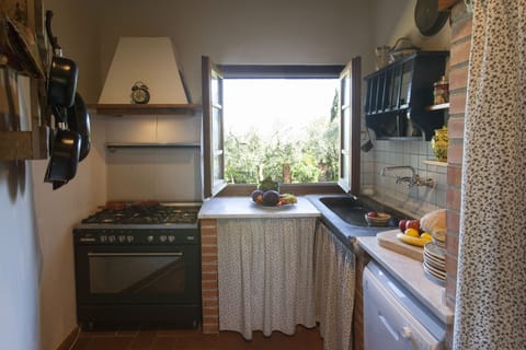 Classic Villa | Private kitchen | Full-size fridge, microwave, oven, stovetop