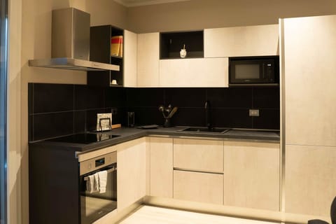 Deluxe Apartment | Private kitchen | Fridge, microwave, stovetop, cookware/dishes/utensils