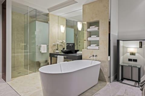 Peppers Premium King | Bathroom | Separate tub and shower, deep soaking tub, free toiletries, hair dryer