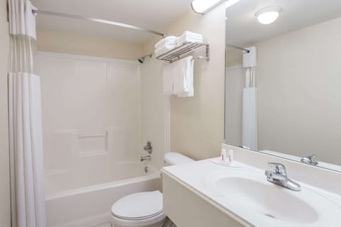 Combined shower/tub, free toiletries, hair dryer, towels