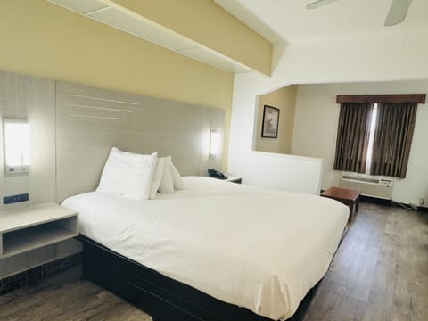 Executive Room, 1 King Bed | Desk, iron/ironing board, free WiFi, bed sheets