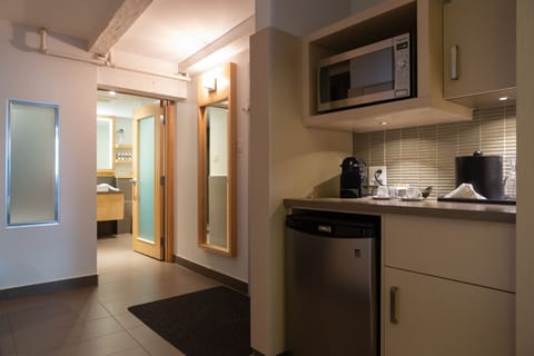 Junior Suite | Private kitchenette | Fridge, coffee/tea maker