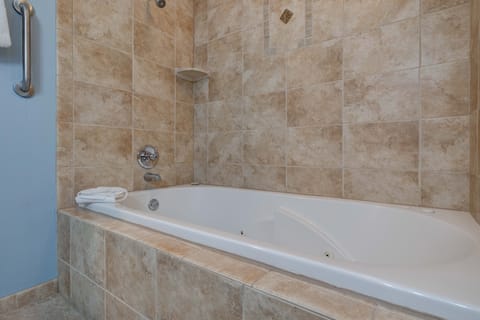 Queen Suite with Jetted Tub Partial Ocean View | Bathroom | Free toiletries, hair dryer, bathrobes, towels