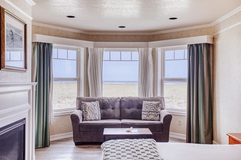 Oceanfront King Deluxe | Memory foam beds, free WiFi, bed sheets