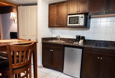 Kitchenette Suite - Sleeps Four | Private kitchenette | Coffee/tea maker, electric kettle