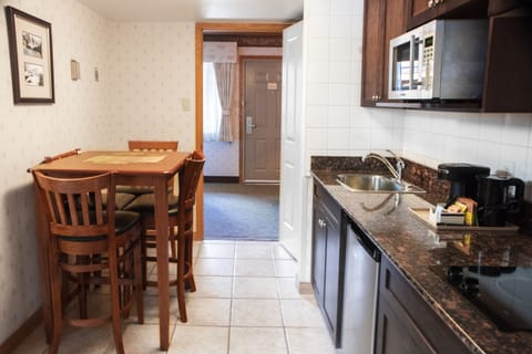 Kitchenette Suite - Sleeps Four | Premium bedding, iron/ironing board, free WiFi, bed sheets