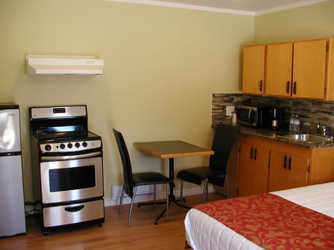 Family Room | Private kitchenette | Fridge, coffee/tea maker