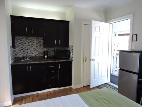 Deluxe Suite | Private kitchenette | Fridge, coffee/tea maker