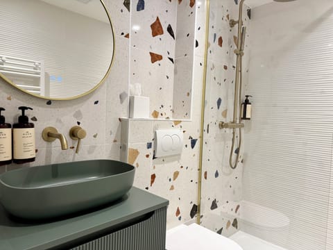 Bathtub, free toiletries, hair dryer, towels